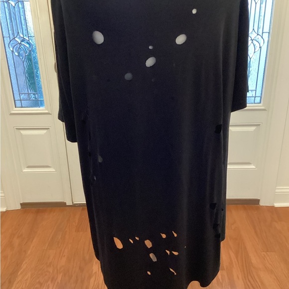 Crisscross Front Distressed Top - Picture 2 of 6